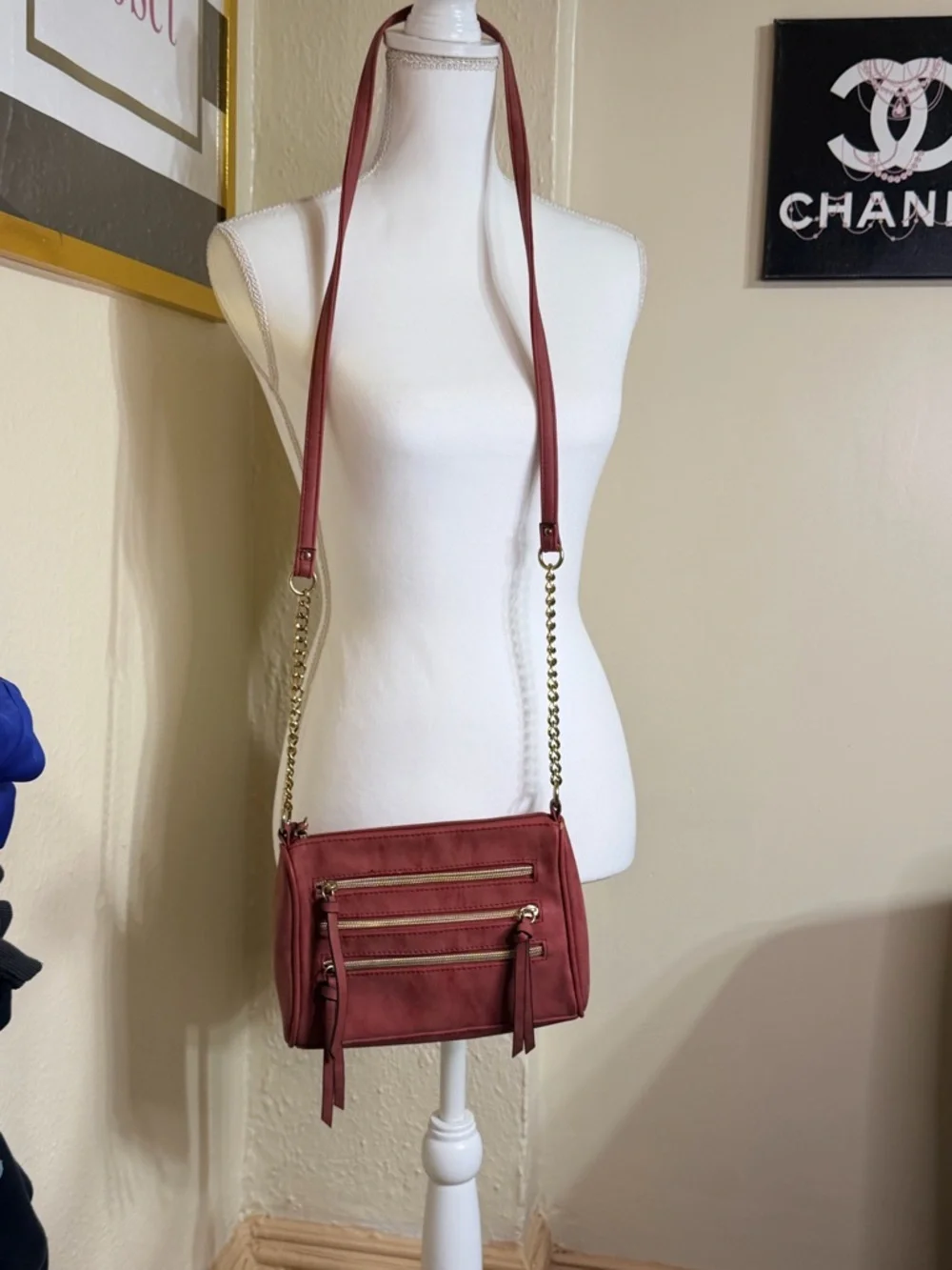 Classic Brick Red Crossbody Bag with Gold Chain Strap - Picture 2 of 4